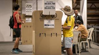 Personas asisten al puesto de votación de Corferias durante la segunda vuelta de las elecciones presidenciales que elegirá quien gobernará a Colombia en el periodo 2026-2030 en Bogotá (Colombia).