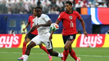 El defensa panameño José Córdoba disputa el balón con el mediocampista inglés Jude Bellingham durante el último partido del Grupo L en la Copa del Mundo 2026, disputado este sábado en Nueva Jersey.