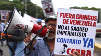 AME8367. CARACAS (VENEZUELA), 17/09/2026.- Un hombre sostiene un cartel durante una marcha contra el acuerdo petrolero entre Venezuela y Estados Unidos este jueves, en Caracas (Venezuela). EFE/ Miguel Gutiérrez