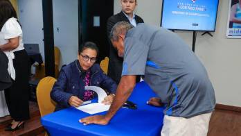 Exfuncionarios por fin cobran lo que les debían