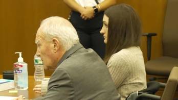 Captura de video de archivo tomada de la Corte Superior de Plymouth, Massachusetts que muestra a Lindsay Clancy (d), la mujer acusada de matar a sus tres hijos en Massachusetts. EFE/ Corte Superior de Plymouth, Massachusetts