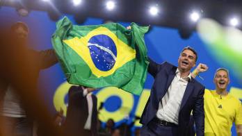 El senador de Brasil Flávio Bolsonaro (2-d) reacciona en la convención nacional del Partido Liberal de Brasil (PL), en São Paulo (Brasil). EFE/ Isaac Fontana