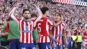 Los jugadores del Atlético de Madrid celebran un gol durante el partido de LaLiga EA Sports contra el Real Madrid, celebrado este domingo en el del estadio Riyadh Air Metropolitano de la capital española.