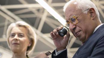 La presidenta de la Comisión Europea, Ursula von der Leyen (i), y el presidente del Consejo Europeo, António Costa, durante la inauguración de la iniciativa New European Bauhaus (NEB) en Bruselas, Bélgica.