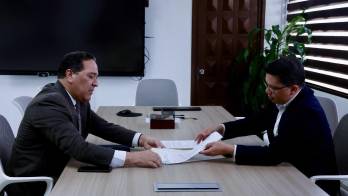 El director de la Lotería Nacional entregó las propuestas al asesor del Despacho del Viceministerio del MEF.