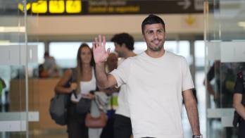 El centrocampista saludó a los fanáticos a su llegada a Barcelona, procedente de Inglaterra.