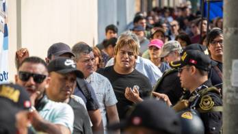 Personas esperan a las afueras del colegio Libertador San Martín para poder votar este domingo, en Lima (Perú). EFE/ Renato Pajuelo