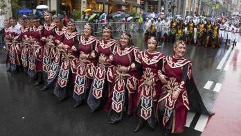 Mujeres participan en el Desfile de la Hispanidad este domingo en Nueva York (EE.UU.). EFE/ Angel Colmenares