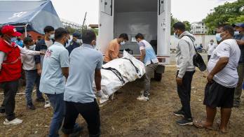 Los equipos de emergencia traslada una víctima mortal de las riadas que golpearon el norte de Nepal. EFE/EPA/NARENDRA SHRESTHA