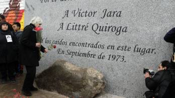 Fotografía de archivo, tomada el 13 de septiembre de 2014, en la que se captó a la viuda del cantautor chileno Víctor Jara, Joan Jara (3-i), durante la inauguración del memorial en homenaje al legendario artista chileno, en las afueras del Cementerio Metropolitano de Santiago de Chile (Chile). EFE/Sebastián Silva