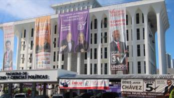 Banners colocados durante la campaña electoral en la Facultad de Derecho