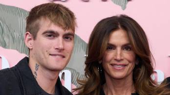 Fotografía tomada en marzo de 2024, de la modelo estadounidense Cindy Crawford (d) junto a su hijo Presley Gerber, en Beverly Hills. Gerber falleció este domingo a los 27 años.