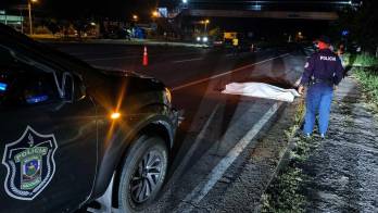 La escena fue acordonada mientras peritos realizaban la inspección del accidente.