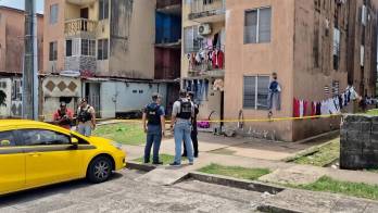 Agentes policiales acordonaron el multifamiliar en Nueva Providencia tras el asesinato del estudiante de 17 años que visitaba a familiares en el lugar.