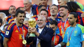 Luis de la Fuente celebra el título mundial junto a sus jugadores después de vencer a Argentina en la final y destaca el espíritu colectivo de una generación histórica del fútbol español.