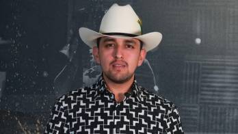 José Adán Rodríguez, conocido como Adán R., desarrollaba su carrera como solista tras su paso por la agrupación Los Nuevos Rebeldes.