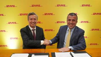 Fotografía cedida por DHL Supply Chain que muestra al CEO de DHL Supply Chain Latinoamérica, Agustin Croche (i), posando junto al presidente del Consejo de Open Market, Aníbal Wadih, durante la firma del acuerdo para la adquisición de Open Marquet por parte de DHL Supply Chain este martes, en Bogotá (Colombia). Croche aseguró que la experiencia de Open Market y su infraestructura fortalecen la calidad y confiabilidad de los servicios que ofrece la empresa a los clientes en Colombia y en toda la región. EFE/ DHL Supply Chain /SOLO USO EDITORIAL/ NO VENTAS/ SOLO DISPONIBLE PARA ILUSTRAR LA NOTICIA QUE ACOMPAÑA (CRÉDITO OBLIGATORIO)