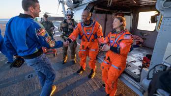 Fotografía cedida con la NASA de su administrador, Jared Isaacman (i), saludado al piloto de la misión Artemis II, el astronauta Victor Glover (2 d), y la especialista de misión, la astronauta Christina Koch (d), al salir de un helicóptero MH-60 Seahawk de la Armada estadounidense este viernes, en el océano Pacífico, frente a la costa de California (Estados Unidos). EFE/Bill Ingalls/NASA