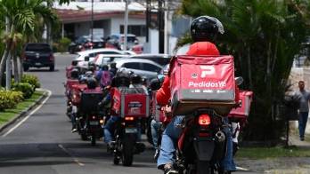 Lo motorizados realizaron el jueves una caravana y protesta pacífica en las cercanías de las oficinas de la empresa.