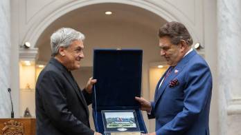 Don Francisco recibiendo un reconocimiento.