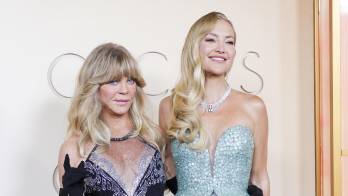 Goldie Hawn (izquierda) y Kate Hudson llegan a la 98.ª ceremonia anual de los Premios Óscar en el Dolby Theatre, en el barrio de Hollywood de Los Ángeles, California, EE. UU., el 15 de marzo de 2026. EFE/RYAN SUN