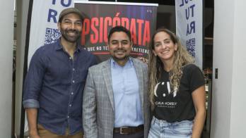 Augusto Posso (izquierda) protagoniza Psicópata Lo que no te mata, te entretiene, un monólogo dirigido por Carla Morely (derecha) que llegará del 11 al 23 de agosto al Teatro Guild de Ancón.