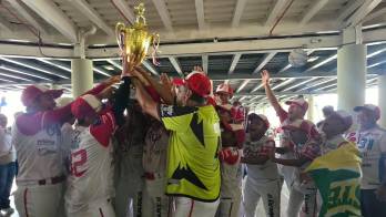 Los pequeños levantando el trofeo.