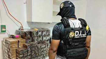 Las autoridades ubicaron equipos e insumos relacionados con la elaboración de los productos.