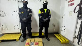 Un total de 80 paquetes de presunta sustancia ilícita fueron hallados dentro de contenedores en tránsito procedentes de Ecuador durante una operación de la Aeronaval.