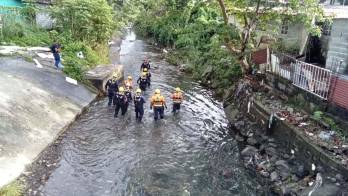 Los equipos de emergencia recorrieron el río Palomo y el Matías Hernández en busca del adolescente desaparecido.