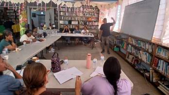 En esta oportunidad su conferencia fue “Claves de la novela contemporánea”, y la dictó en la Biblioteca Hortencio De Icaza, en La Chorrera.