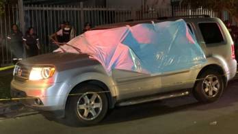 La camioneta donde viajaba la víctima quedó en medio de la Avenida Centenario tras el ataque armado ocurrido la noche del viernes.