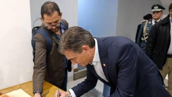 Fotografía cedida por la Oficina de prensa de la Presidencia de Bolivia, del presidente, Rodrigo Paz, quien firma el decreto que dispone el estado de excepción ante los persistentes bloqueos de carreteras en el país, este sábado en La Paz (Bolivia).