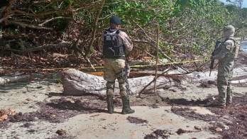 El cuerpo del joven fue ubicado por residentes que transitaban por la zona costera de Piña.