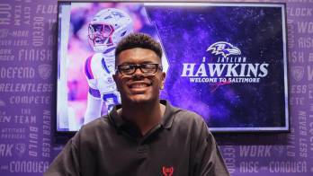 Jaylinn Hawkins emocionado firmando su contrato.