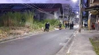 Unidades de la Policía Nacional y personal de investigación se desplazaron a la Calle 8, Avenida Herrera, para atender el incidente donde un adolescente de 17 años fue herido por un proyectil y trasladado al hospital