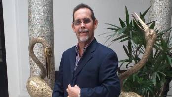 Comienza la pelea por la rectoría: Ah Chong lanza su candidatura