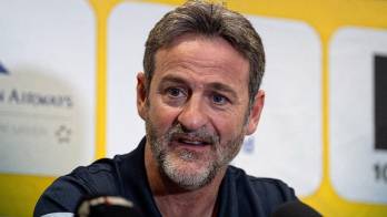Thomas Christiansen sacó sus apuntes del partido.