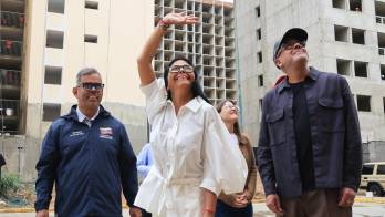 La presidenta encargada, Delcy Rodríguez, encabezó la entrega de apartamentos completamente equipados para familias que perdieron sus hogares tras los sismos del pasado 24 de junio.