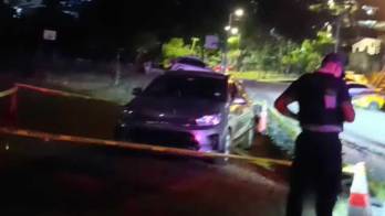 Escena del crimen en el Complejo Deportivo de El Pueblito, en San Miguelito, donde un ataque armado dejó un conductor muerto y otro herido.