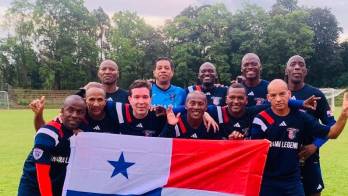 Los deportistas panameños orgullos del triunfo.