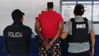 Policía Nacional durante la aprehensión del hombre con condena de 14 años por tentativa de homicidio en Cristóbal Este, Colón.