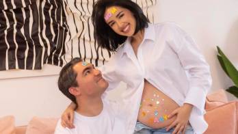 La pareja celebra la llegada de su primer bebé, meses después de su boda religiosa.