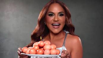 Sandra Sandoval celebra sus 56 años con una original “torta” de huevos, símbolo de su proceso de salud y su renovado estilo de vida.
