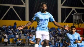 José Fajardo celebra su gol de penal en la goleada de Universidad Católica, dejando atrás su fallo en la jornada anterior y liderando a su equipo al primer lugar.