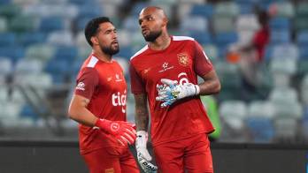 Mejía al minuto 10 ya había sufrido la primera molestía muscular. Librará una carrera contra el reloj para recuperarse.