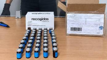 La Policía Nacional ubicó los recipientes con presunta heroína dentro de una caja.