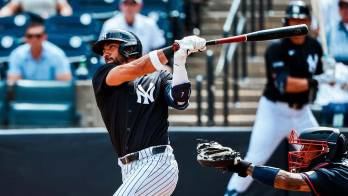 José Caballero conecta imparable productor durante el juego de pretemporada en el que los Yankees vencieron a Atlanta.