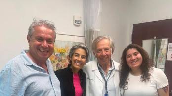Espinoza, una empresaria costarricense, recibió el pasado 2 de marzo un trasplante de hígado con donante vivo gracias a uno de sus hijos, lo que le permitió mejorar su estado de salud tras una batalla de más de cinco años contra el cáncer colorrectal con metástasis hepática.