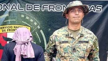 Unidades del Senafront realizaron la aprehensión de un ciudadano en el puesto de control de Nusagandí, Guna Yala, tras confirmarse que mantenía tres oficios de captura vigentes.